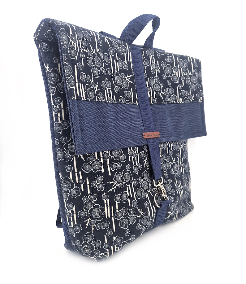 10049 Blütenblauer Damen-Rucksack Seitenansicht links 10049 Blütenblauer Damen-Rucksack Seitenansicht links